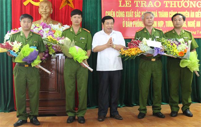 Khám phá thành công Chuyên án 175G là thành tích đặc biệt xuất sắc của Công an Nghệ An trong dịp kỷ niệm 70 năm Ngày truyền thống CAND Việt Nam (Trong ảnh: Đồng chí Nguyễn Xuân Đường, Phó Bí thư Tỉnh ủy, Chủ tịch UBND tỉnh Nghệ An trao thưởng cho Ban chuyên án)