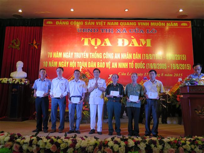 Đại tá Hồ Văn Tứ - Phó giám đốc Công an Tỉnh thừa ủy quyền Lãnh đạo Bộ Công an trao thưởng cho 3 cá nhân có thành tích xuất sắc trong lãnh đạo, tổ chức và xây dựng  phong trào toàn dân bảo vệ ANTQ và 3 cá nhân có thành tích xuất sắc trong bảo vệ ANTQ