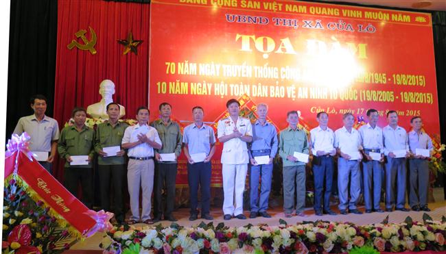 4.	Đại tá Hồ Minh Thắng – Trưởng Công an TX Cửa Lò thừa ủy quyền Lãnh đạo Bộ Công an trao thưởng 14 suất quà cho cán bộ và nhân dân có thành tích trong 10 năm thực hiện Ngày hội toàn dân bảo vệANTQ