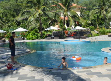 Khách du lịch nghỉ dưỡng, tắm hồ bơi tại Côn Đảo Resort.