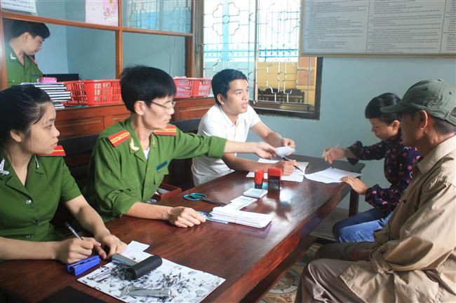CBCS làm thủ tục cấp CMND cho người dân tại Công an huyện