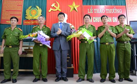 Đồng chí Lê Xuân Đại, Phó Chủ tịch Thường trực UBND tỉnh trao thưởng cho Đại tá Trần Sỹ Phàng (thứ 3 từ phải sang) về thành tích phá vụ án gài mìn trên xe khách