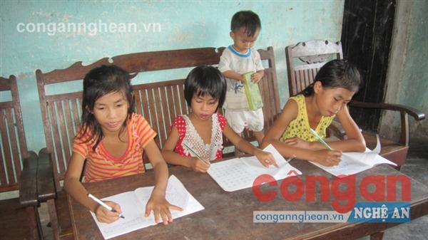 Cứ vào đầu năm học mới, gia đình anh Khánh lại phải chạy vạy khắp nơi để 4 đứa con được đến trường