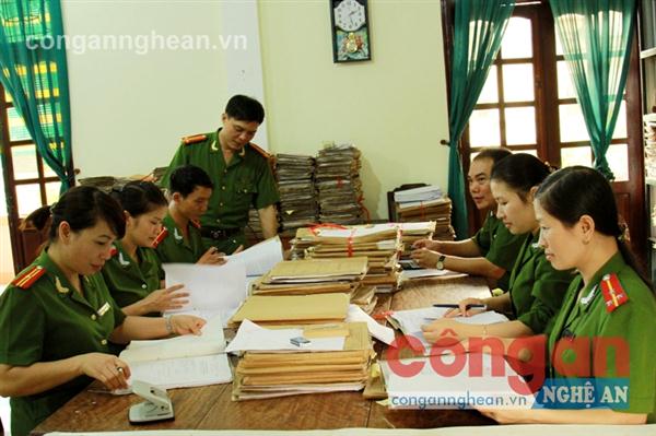 Đội Giáo dục - Hồ sơ tất bật bên những chồng hồ sơ xét giảm án cho các phạm nhân