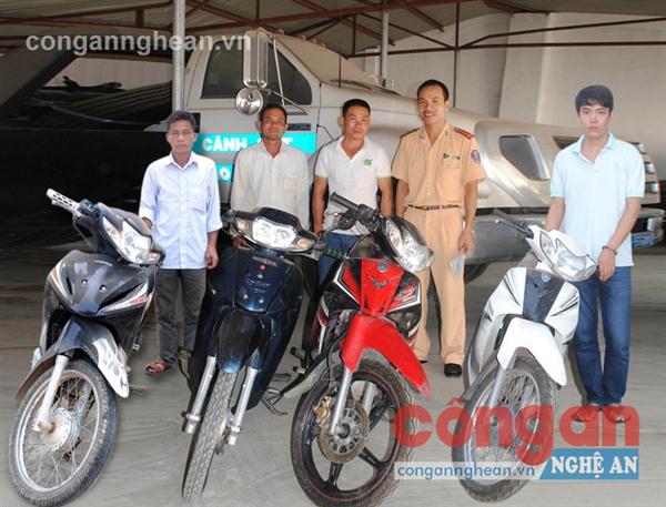 Đại diện Phòng CSGT đường bộ, đường sắt                                  trao trả 4 xe máy bị mất trộm cho các chủ sở hữu
