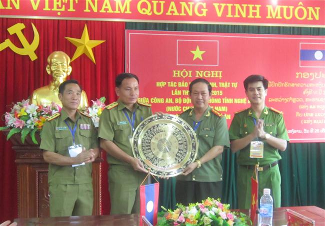 Thay mặt lãnh đạo Công an tỉnh, các đồng chí Đại tá Nguyễn Tiến Dần và Trung tá Nguyễn Đức Hỉa- Phó Giám đốc Công an tỉnh Nghệ An tặng quà lưu niệm Đoàn đại biểu Công an tỉnh Hủa Phăn