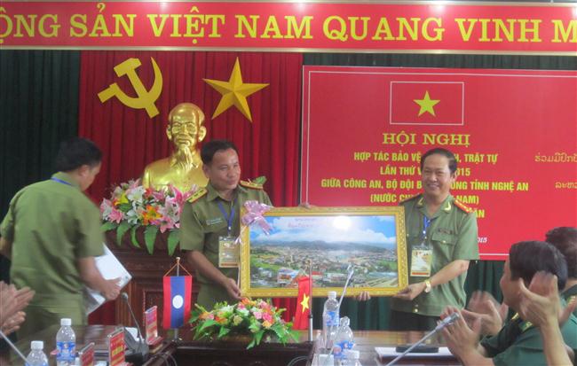 Trưởng đoàn Công an tỉnh Hủa Phăn tặng quà lưu niệm Công an Nghệ An 