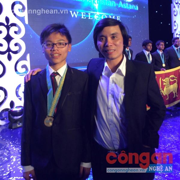 Thầy giáo Trần Văn Nga cùng em Cao Ngọc Thái, giành được Huy chương Vàng Vật lý quốc tế 2014
