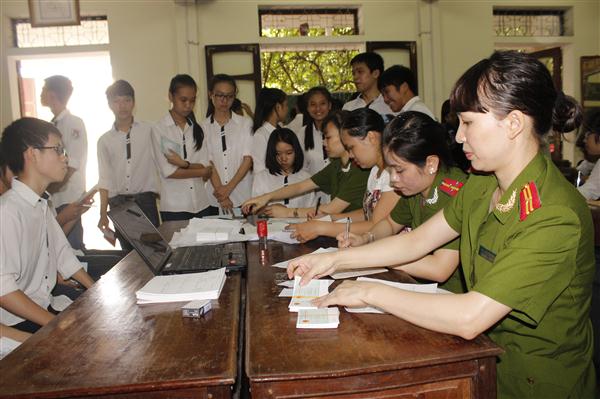 Tổ công tác Đội Cảnh sát QLHC về TTXH Công an TP Vinh hướng dẫn và làm thủ tục cấp phát CMND tại Trường THPT Huỳnh Thúc Kháng