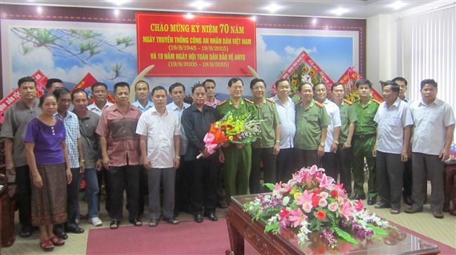 Đồng chí Đại tá Nguyễn Hữu Cầu, Ủy viên BTV Tỉnh ủy, Bí thư Đảng ủy,     Giám đốc Công an tỉnh và các đồng chí lãnh đạo Công an tỉnh Nghệ An            tặng hoa chào mừng đoàn Công an tỉnh Bôlykhămxay