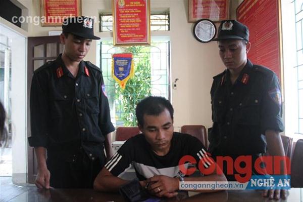 Đối tượng Lê Văn Thành               và tang vật tại           cơ quan Công an