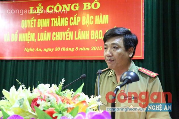 Thừa ủy quyền của Lãnh đạo Bộ Công an, Đại tá Hồ Văn Tứ, Phó Bí thư Đảng ủy, Phó Giám đốc Công an tỉnh công bố Quyết định thăng cấp hàm Thượng tá đối với đồng chí Nguyễn Đức Hải, Phó Giám đốc Công an tỉnh