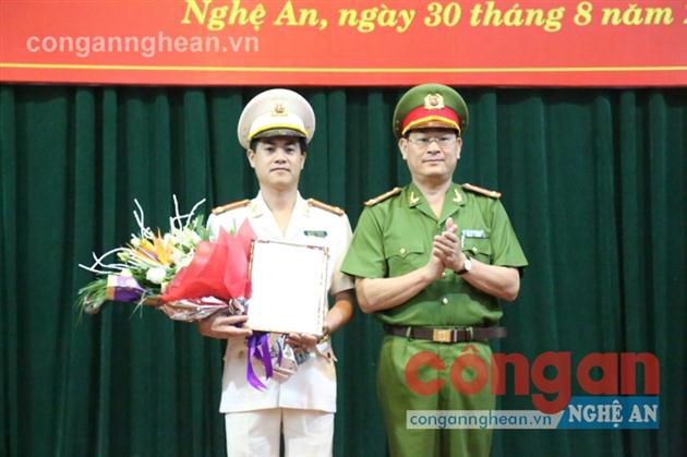 Đại tá Nguyễn Hữu Cầu, UV BTV Tỉnh ủy, Bí thư Đảng ủy, Giám đốc Công an tỉnh trao Quyết định của Bộ trưởng Bộ Công an đối với đồng chí Nguyễn Đức Hải