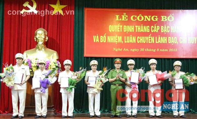 Đại tá Nguyễn Hữu Cầu trao Quyết định bổ nhiệm, luân chuyển, điều động lãnh đạo cấp phòng, Công an cấp huyện