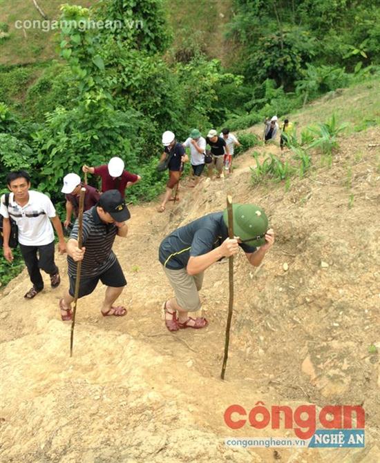Đội Pháp y, Phòng Kỹ thuật  Hình sự cùng lực lượng chức năng vượt núi vào khám nghiệm hiện trường, khám nghiệm tử thi vụ thảm sát 4 người tại bản Phồng,                                            xã Tam Hợp, huyện Tương Dương
