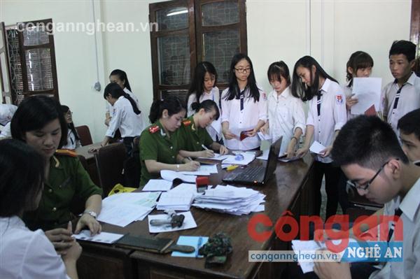 Công an TP Vinh tổ chức xuống tận trường học làm CMND cho các em học sinh