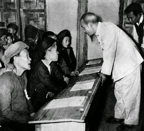 Bác Hồ thăm lớp học Bình dân học vụ (Ảnh tư liệu)