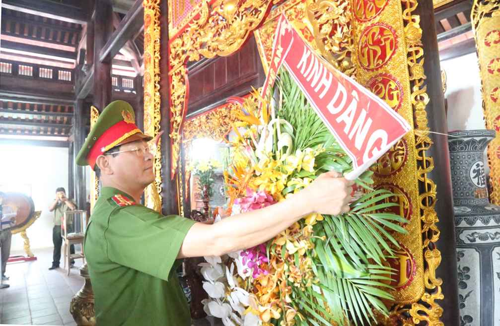 đồng chí Đại tá Nguyễn Hữu Cầu, Ủy viên BTV tỉnh ủy - Bí thư Đảng ủy – Giám đốc Công an dâng hoa tại khu di tích