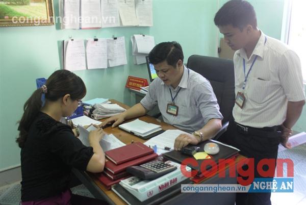 Tinh giản biên chế nhằm xây dựng đội ngũ CB, CC, VC có phẩm chất     chính trị, đạo đức, năng lực chuyên môn (Trong ảnh: Đoàn liên ngành tỉnh kiểm tra việc chấp hành kỷ luật kỷ cương tại các cơ quan, đơn vị)
