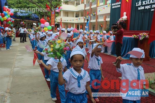 Niềm hân hoan của các học sinh khi bước vào năm học mới