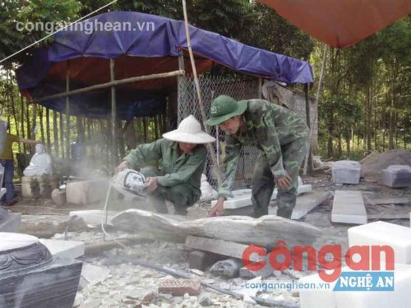 Anh Đậu Văn Lệ (bên phải) chia sẻ kinh nghiệm của mình cho công nhân 