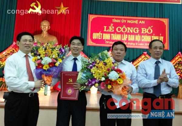 Đồng chí Hồ Đức Phớc, Bí thư Tỉnh ủy và đồng chí Trần Hồng Châu Phó Bí thư Thường trực Tỉnh ủy, Chủ tịch HĐND tỉnh trao quyết định điều động, bổ nhiệm lãnh đạo Ban Nội chính Tỉnh ủy