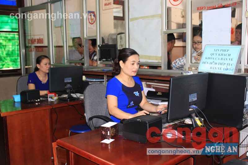 Triển khai bán vé tàu điện tử đòi hỏi kĩ năng cao về sử dụng máy tính của nhân viên bán vé 