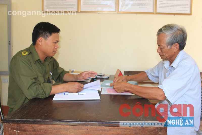 Công an xã Hưng Tân làm việc với nhân dân