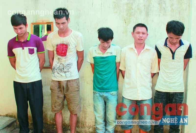 Các đối tượng trong ổ nhóm đánh bạc bị Công an TX Hoàng Mai bắt giữ