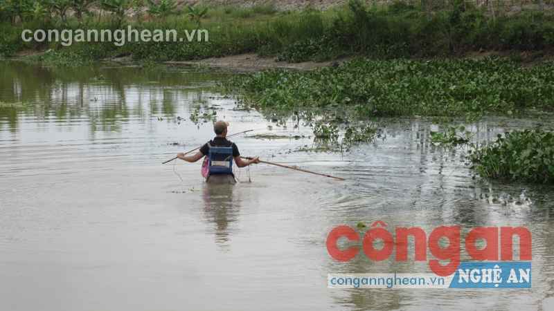 Người dân ngang nhiên đánh bắt cá bằng xung điện, kích điện