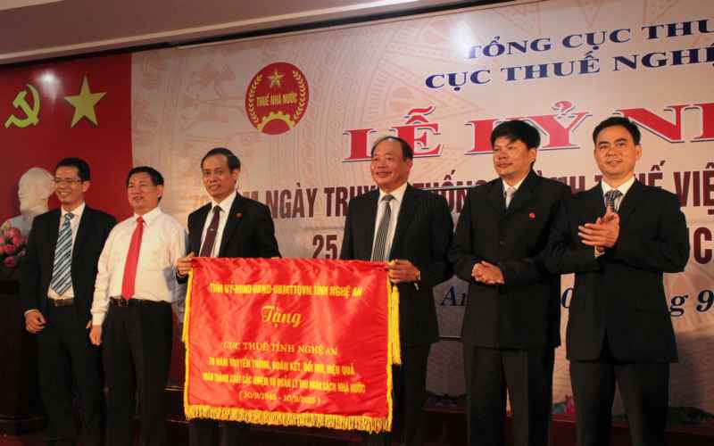 Đồng chí Hồ Đức Phớc, Bí thư Tỉnh ủy trao tặng Cục Thuế Nghệ An bức trướng “70 năm truyền thống đoàn kết, đổi mới, hiệu quả, hoàn thành xuất sắc nhiệm vụ quản lý thu ngân sách Nhà nước”.
