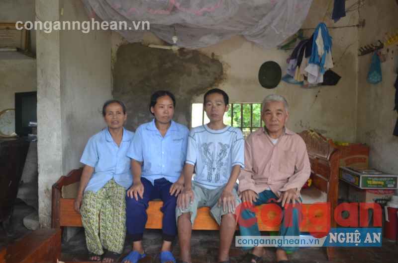Ông Dung, bà Thu bên cạnh những đứa con ngây dại của mình