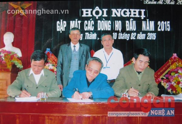 Đại diện các dòng họ tham gia ký cam kết không để con em                            vi phạm pháp luật