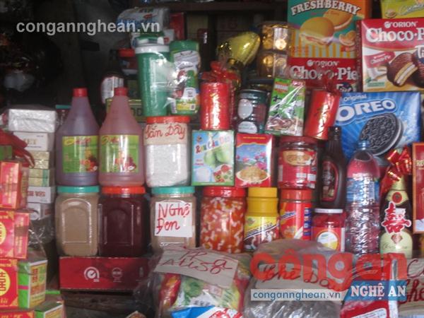 Nguyên liệu làm bánh Trung thu không rõ nguồn gốc           được bày bán tràn lan tại các chợ