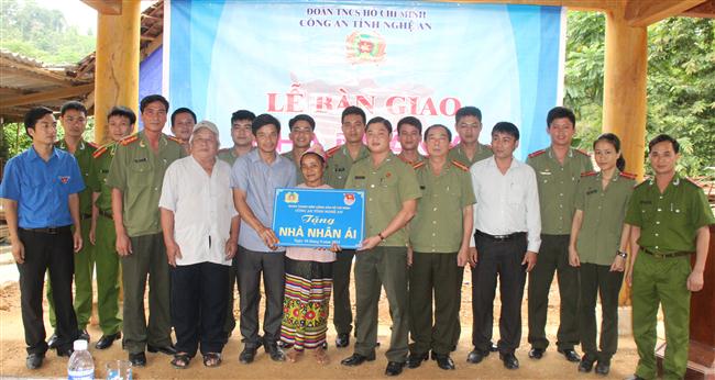 Bàn giao nhà nhân ái cho gia đình đồng chí Vi Văn Oanh