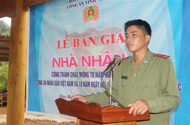 Đồng chí Vi Văn Oanh phát biểu cảm nghĩ tại buổi lễ