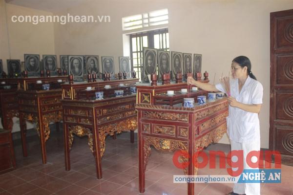 Cán bộ Trung tâm công tác xã hội tỉnh thắp hương, tưởng vọng tại ngôi nhà thờ chung 34 cán bộ lão thành cách mạng