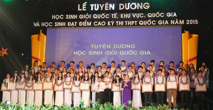 Đồng chí Nguyễn Xuân Đường , Chủ tịch UBND tỉnh và Đồng chí Đinh Thị Lệ Thanh, Phó Chủ tịch UBND tỉnh tặng hoa và phần thưởng cho học sinh giỏi quốc gia