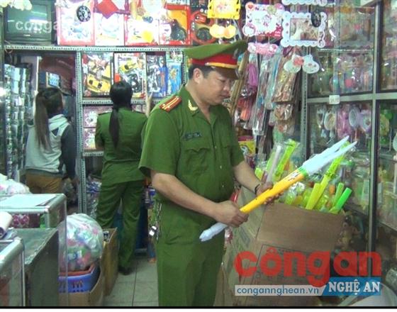 Lực lượng công an kiểm tra tại kiốt Hiền Thái