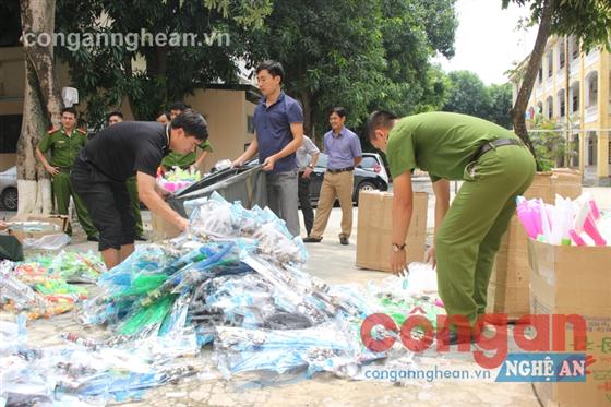 Kiểm tra số hàng bị thu giữ