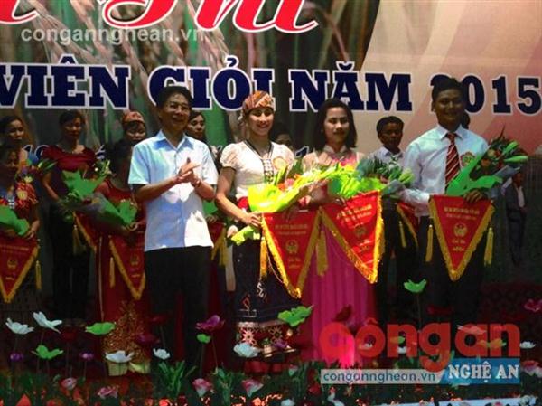 Hồng Anh (thứ hai từ trái sang) nhận giải Nhì Hội thi tuyên truyền viên nông dân giỏi năm 2015