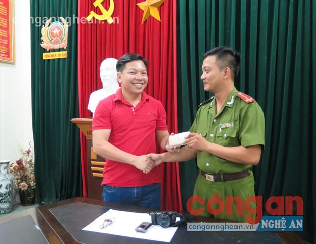 Công an phường Đội Cung trao trả tài sản cho bị hại