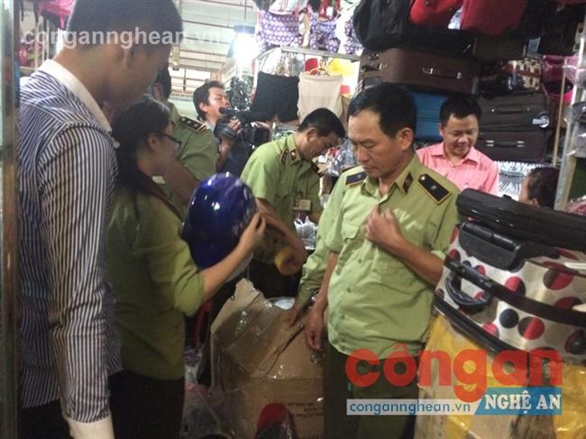 Chi cục QLTT kiểm tra hàng hoá tại chợ Vinh