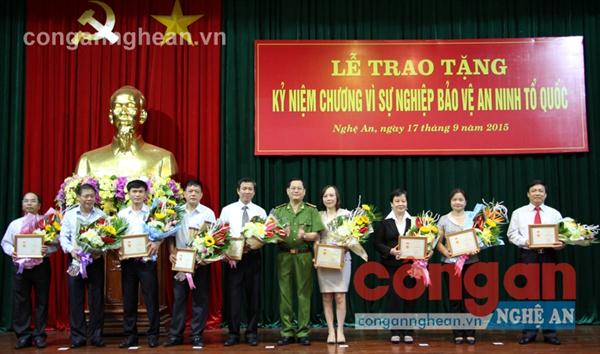 Thừa ủy quyền của Bộ trưởng Bộ Công an, đồng chí Đại tá Nguyễn Hữu Cầu, Giám đốc Công an tỉnh trao kỷ niệm chương cho các lãnh đạo sở, ban ngành, đoàn thể
