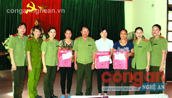 Hội Phụ nữ Công an tỉnh tặng quà cho các gia đình có hoàn cảnh                    khó khăn nhân Ngày Gia đình                   Việt Nam 28/6