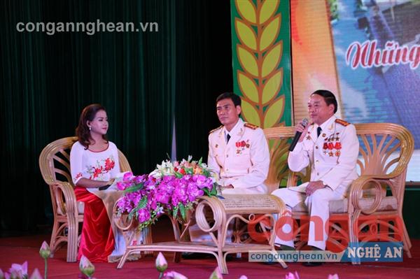 Đại tá Nguyễn Xuân Thiêm (ngoài cùng bên phải), điển hình tiên tiến trong phong trào thi đua yêu nước của Công an Nghệ An giao lưu với khán giả truyền hình