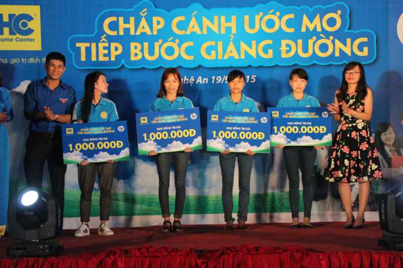 Các sinh viên xuất sắc được nhận học bổng