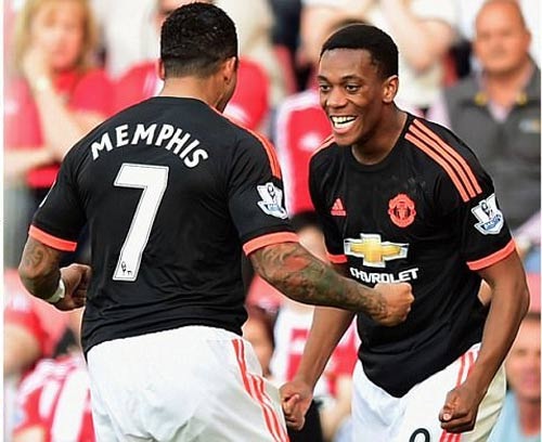 Martial lập một cú đúp giúp MU vươn lên ngôi nhì bảng