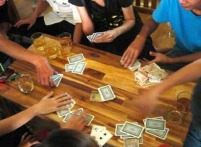 Đánh bài tiến lên ăn tiền là hành vi đánh bạc. Ảnh minh họa