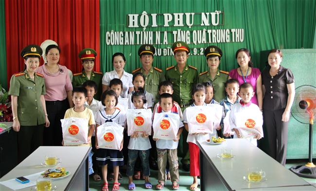 Món quà Trung thu đầy ý nghĩa của Hội Phụ nữ Công an tỉnh                        đến với trẻ em nghèo vượt khó